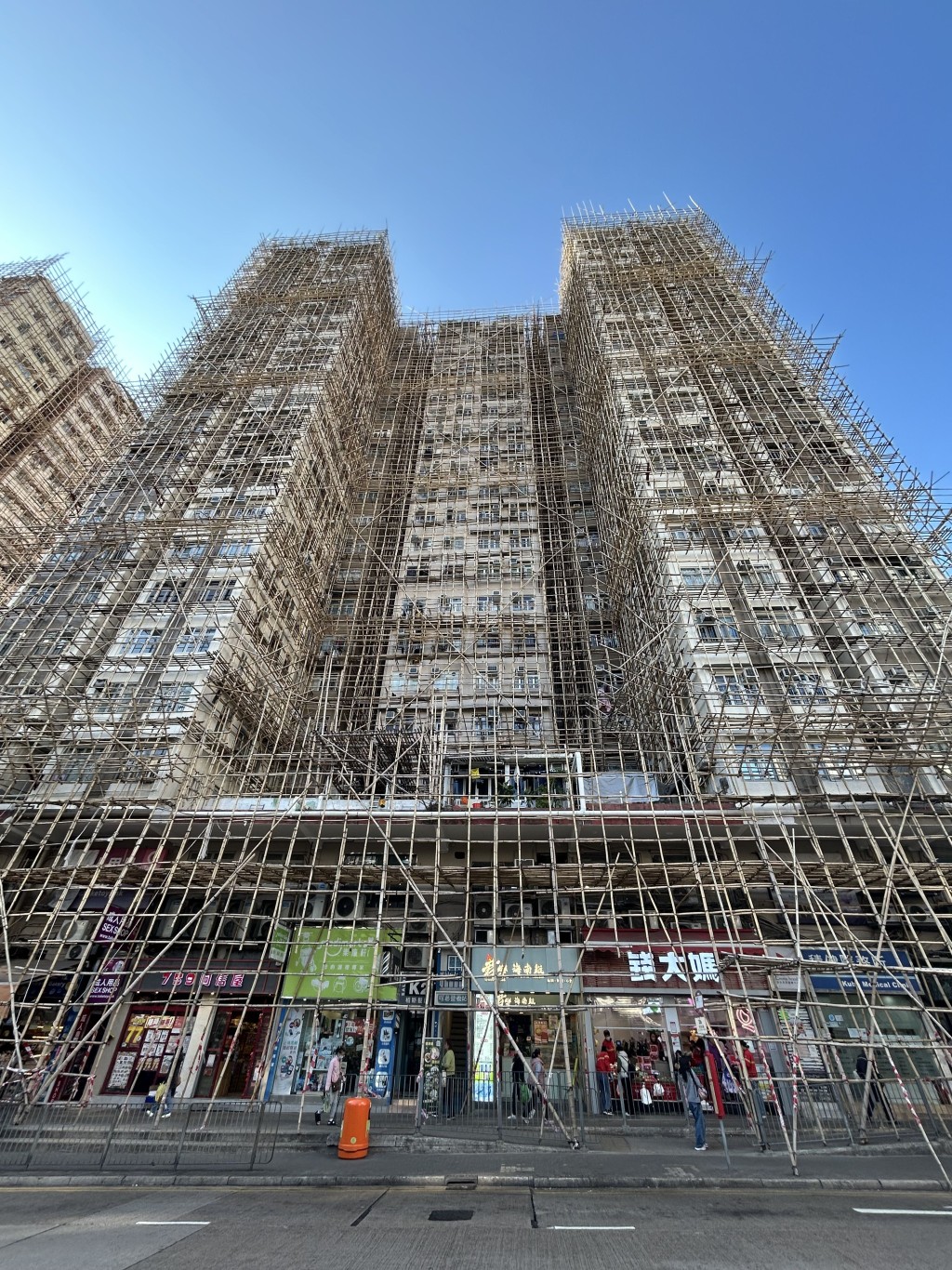 位於協和街169至197號的合和大廈，外牆搭建了竹棚。楊偉亨攝