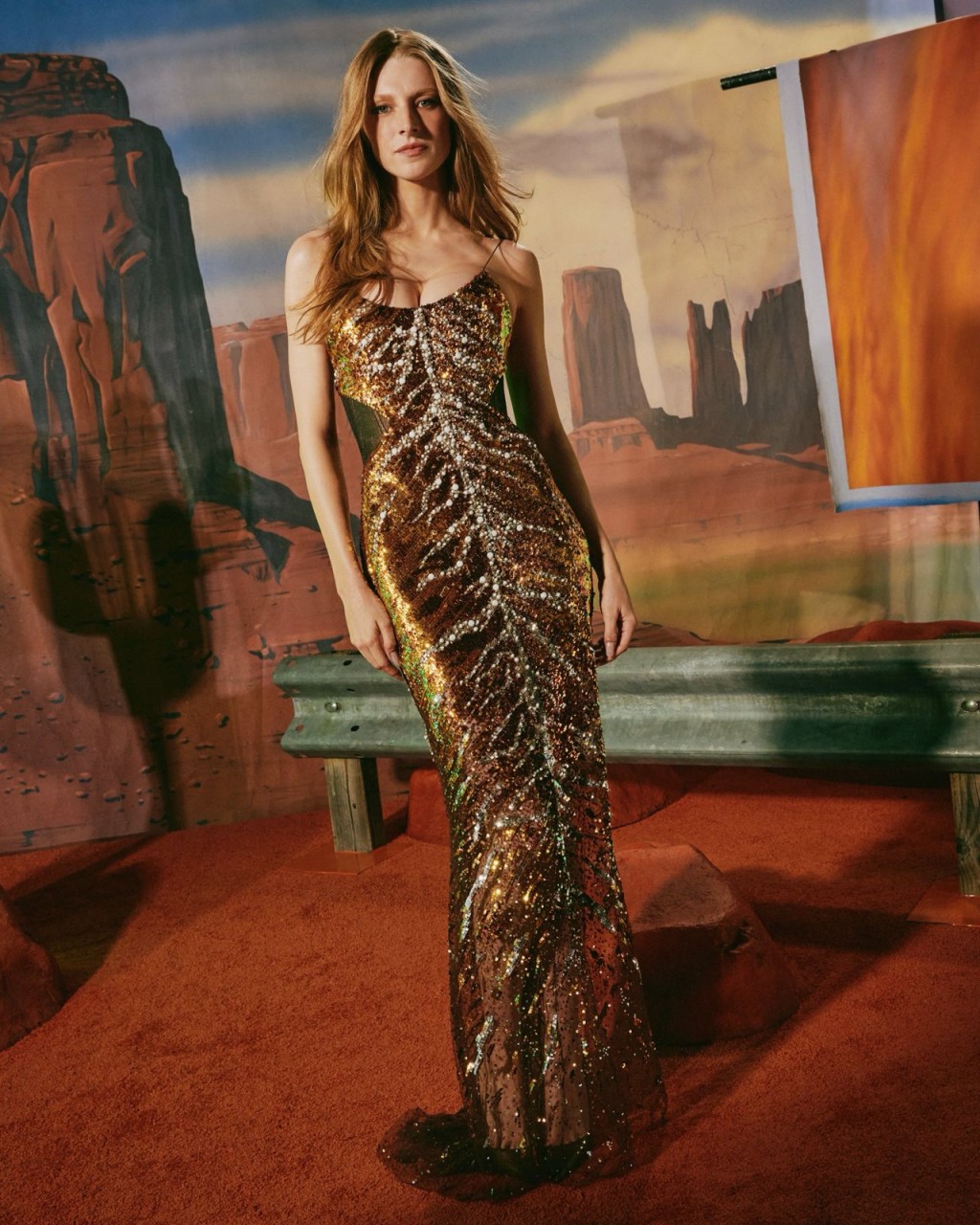 Hunter Schafer亦以低胸裝亮相。