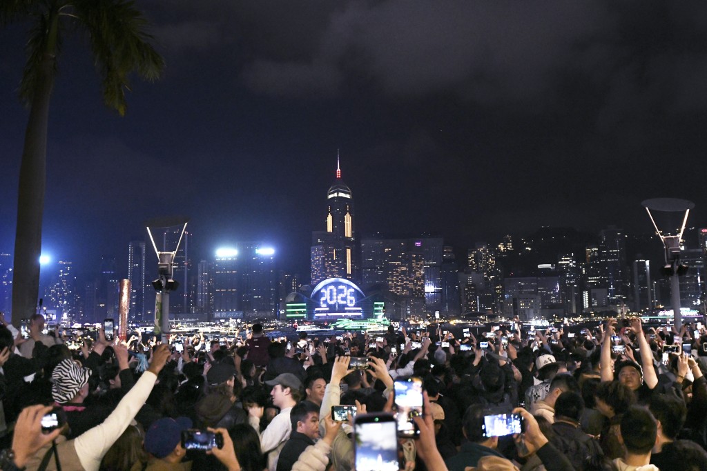 大批市民跨年倒數。何君健攝