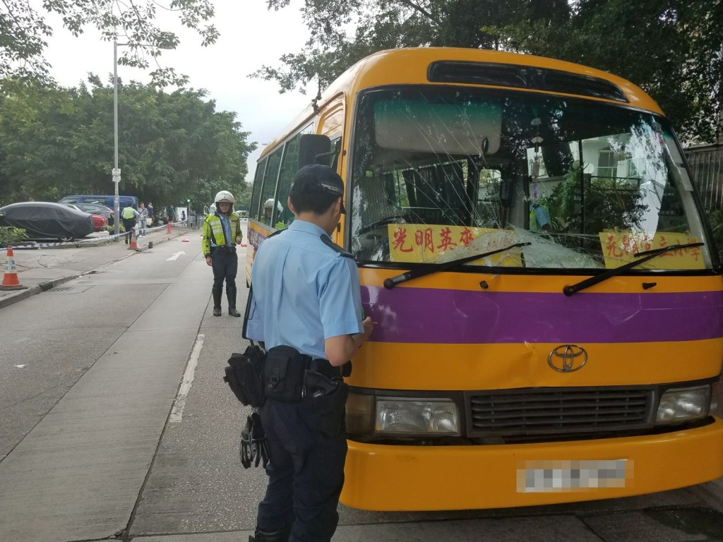 肇事校巴車頭玻璃碎裂。徐裕民攝