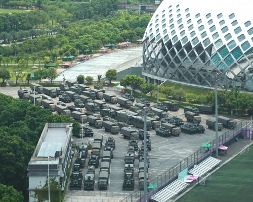 有大批軍車及裝甲車在深圳灣體育中心附近集結。美聯社圖片