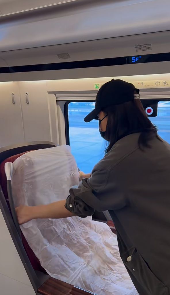 女星楊子姍分享使用即棄椅套坐高鐵的情況。微博 女星楊子姍分享使用即棄椅套坐高鐵的情況。微博