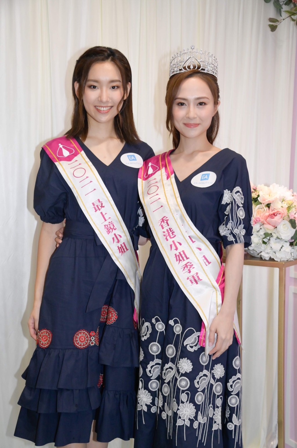 楊培琳（左）當選2021年港姐「最上鏡小姐」，笑容甜美。