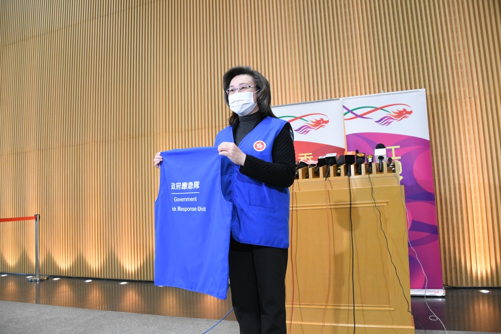 楊何蓓茵展示應急部隊藍色背心。