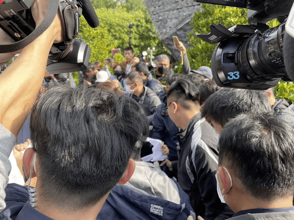 台北市长蒋万安致词时突然出现一群人闹场，现场人挤人。中时新闻