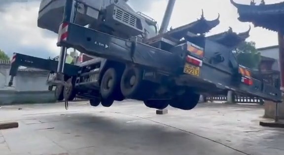 吊臂車失去平衡而翻倒。抖音@零下八十四度半 吊臂車失去平衡而翻倒。抖音@零下八十四度半