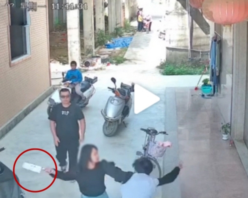 惡女家長因小孩與另一男孩爭執，拉着對方衣領持菜刀狂拍。（網圖）