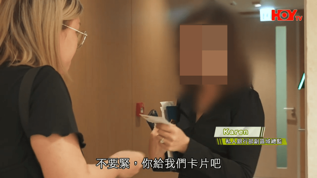 她叫記者留下卡片。(HOY TV節目《一線搜查》截圖) 她叫記者留下卡片。(HOY TV節目《一線搜查》截圖)
