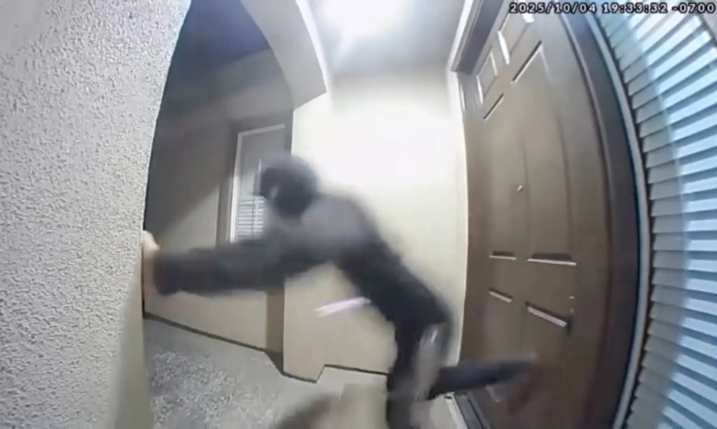 另一人照辦煮碗。  Elk Grove Police Department