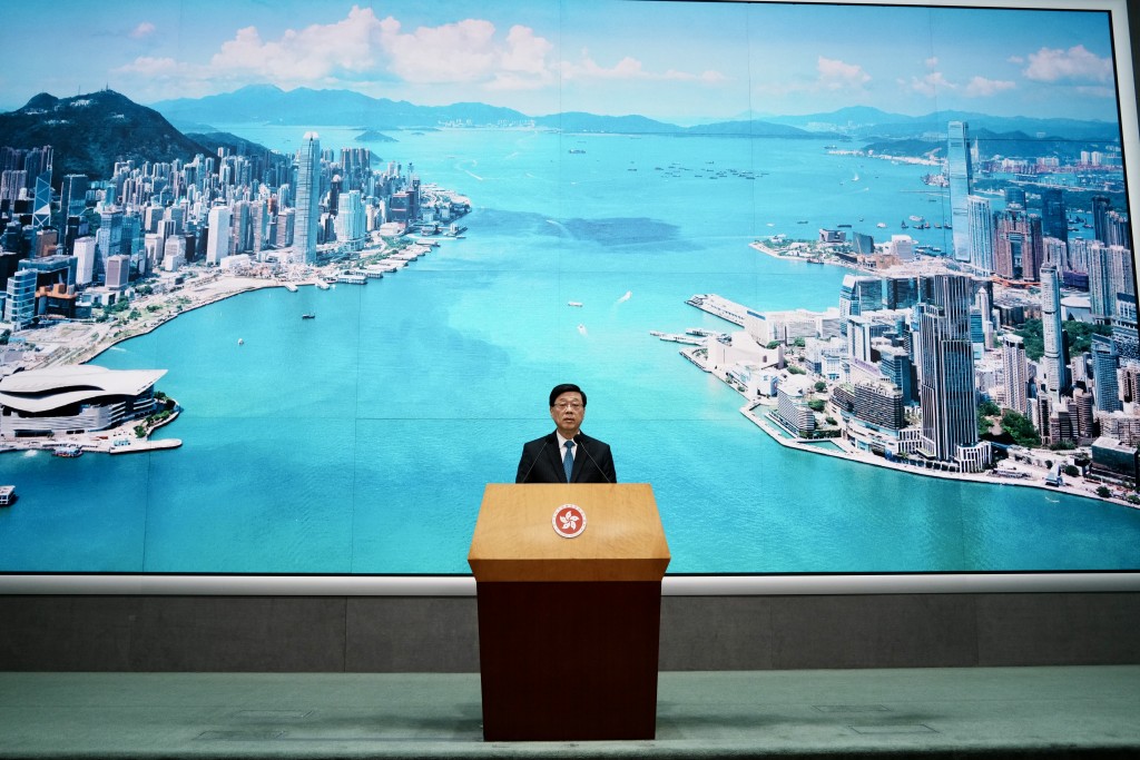 行政長官李家超今日（9日）在行會前面見記者公布七一回歸優惠。汪旭峰攝
