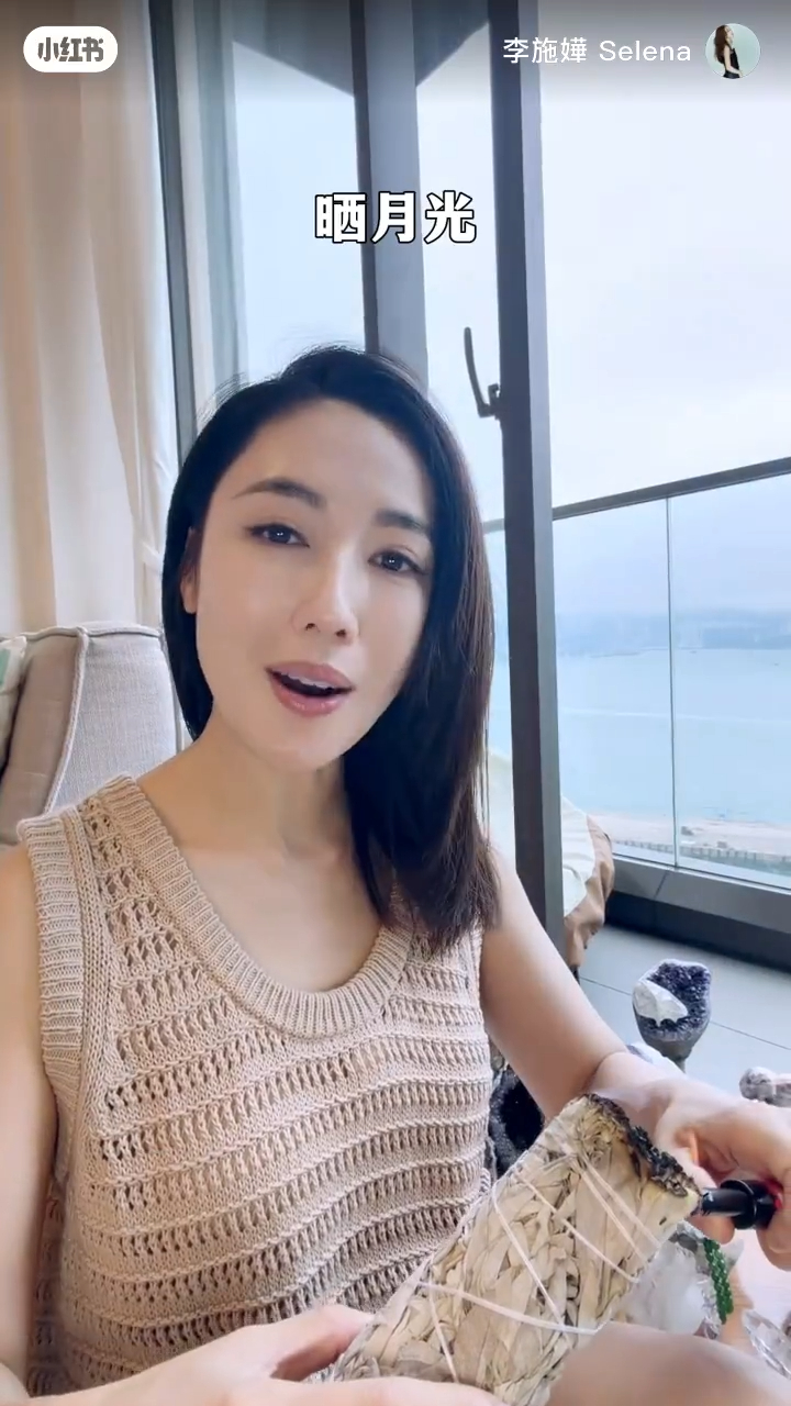 李施嬅將水晶放出露台，曬月光吸收能量。