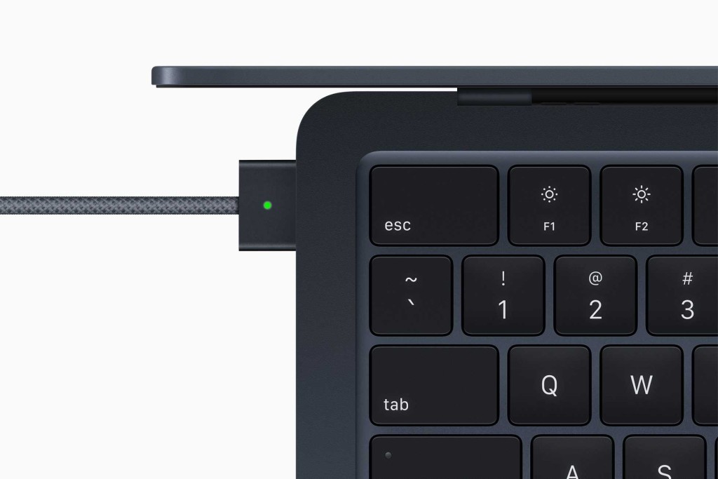 MagSafe磁力充電亦回歸至MacBook Air。