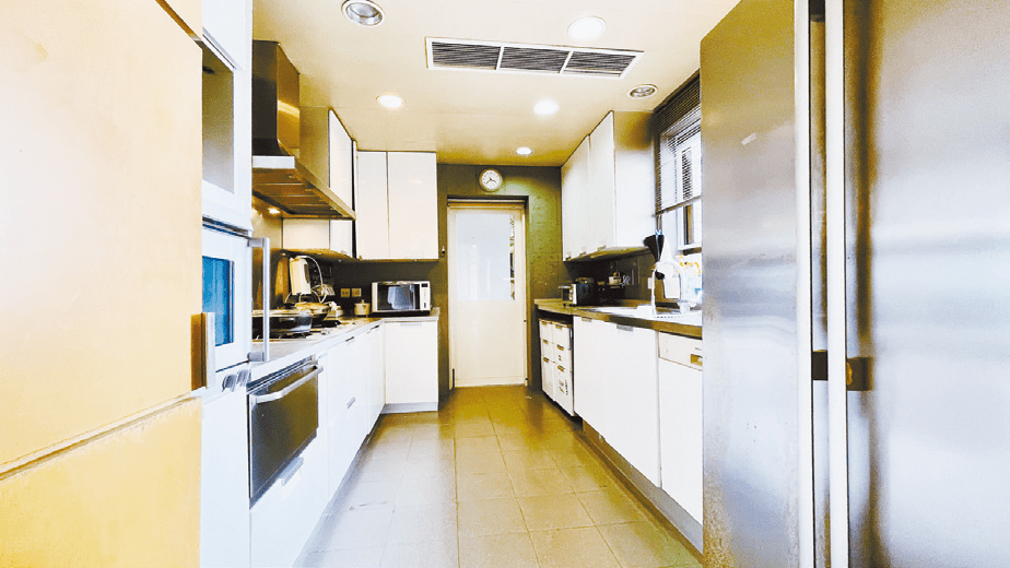 廚房置有多組儲物櫃收納家具，並配備齊全的煮食設備。