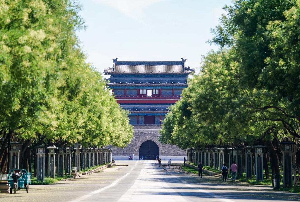 永定門城樓兩旁種滿了綠樹。