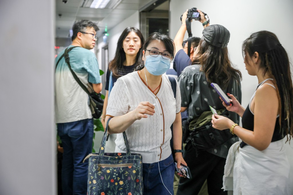 數十名工友到長沙灣政府合署勞工處辦事處求助。何家豪攝 數十名工友到長沙灣政府合署勞工處辦事處求助。何家豪攝