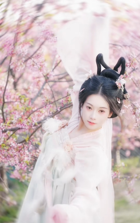 吴柳芳转型古风，走出阴霾迎新生。 抖音