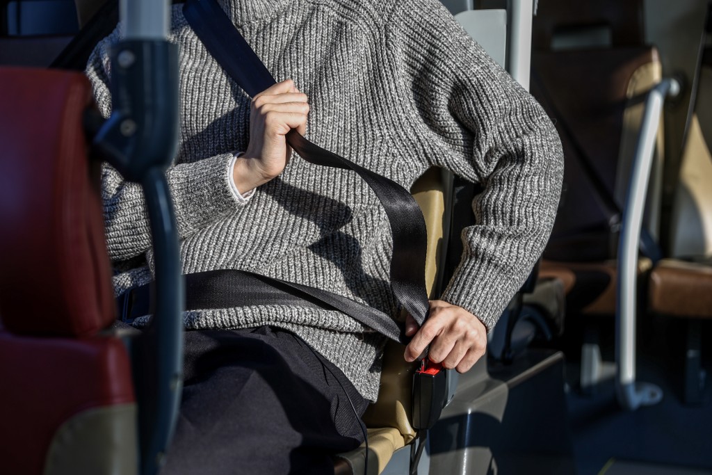 1月25日起，如座位設有安全帶，乘客必須佩戴安全帶。何家豪攝