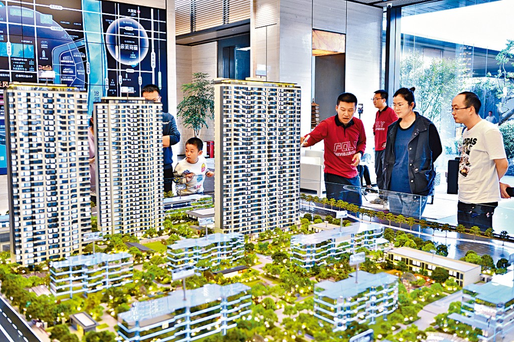 內地樓市大幅「撤辣」,下月起降低包括北京及上海等一線城市的第一及第二套住宅交易稅項。