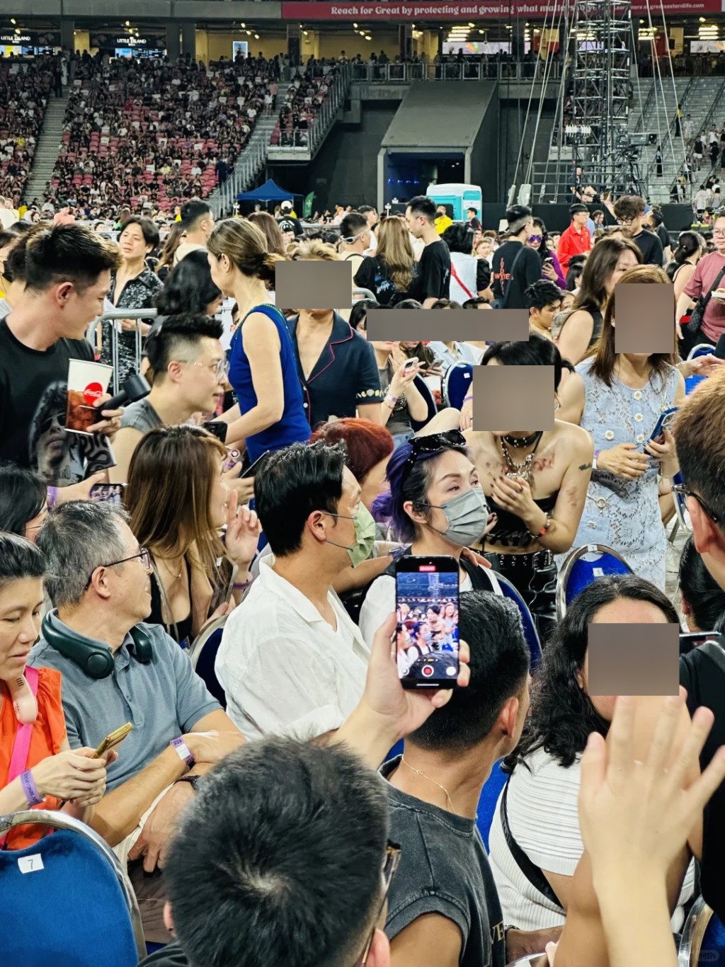 楊千嬅被Fans要求合照,由於身邊太多人,因不想引起混亂而婉拒合照。 楊千嬅被Fans要求合照,由於身邊太多人,因不想引起混亂而婉拒合照。