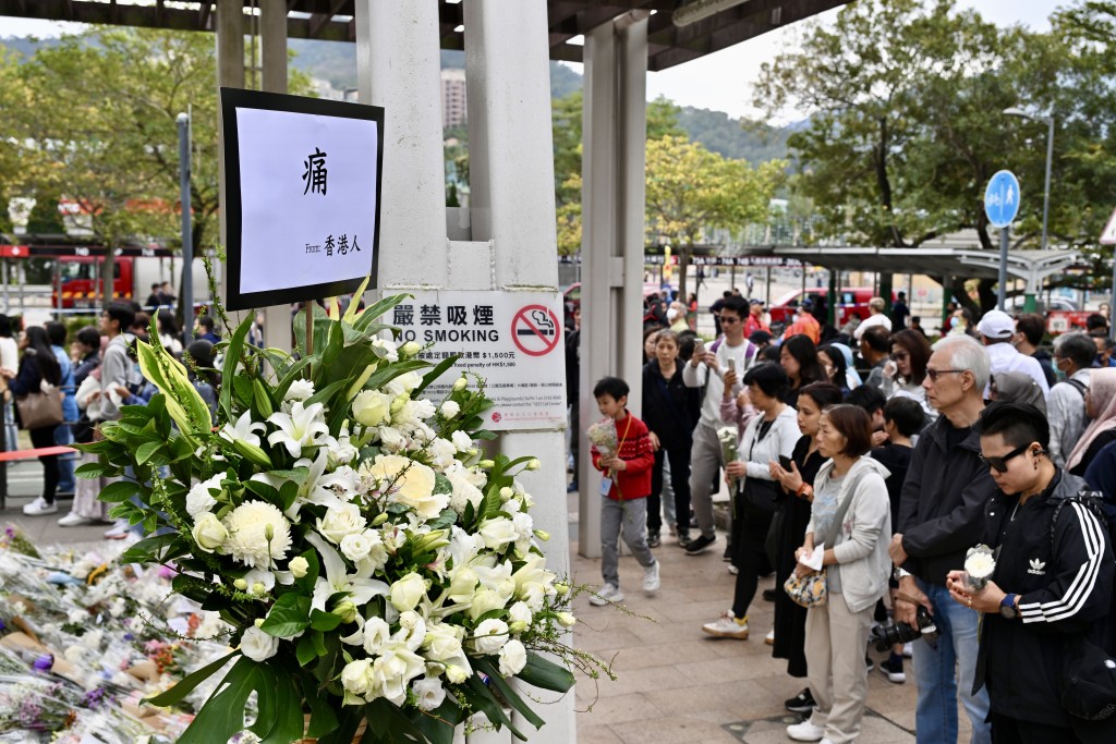 連日來大批市民到事發現場附近悼念獻花。