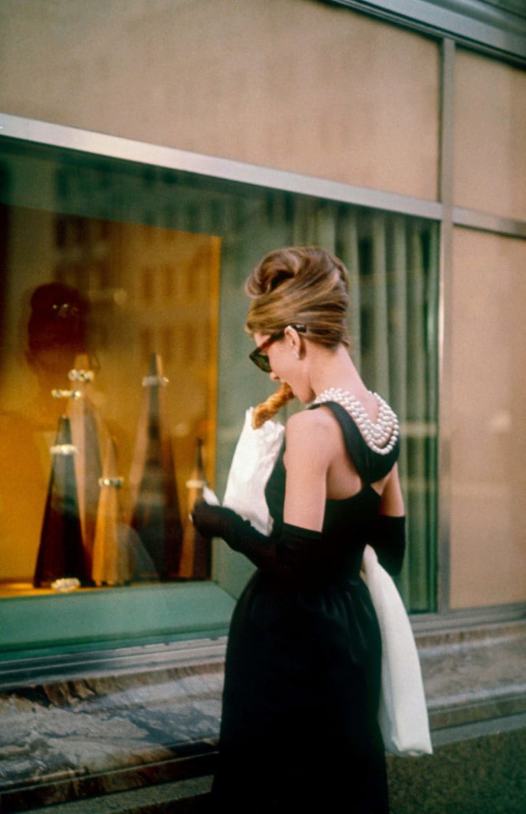柯德莉穿上小黑裙在Tiffany門前吃早餐的一幕，亦成為電影史上的經典。