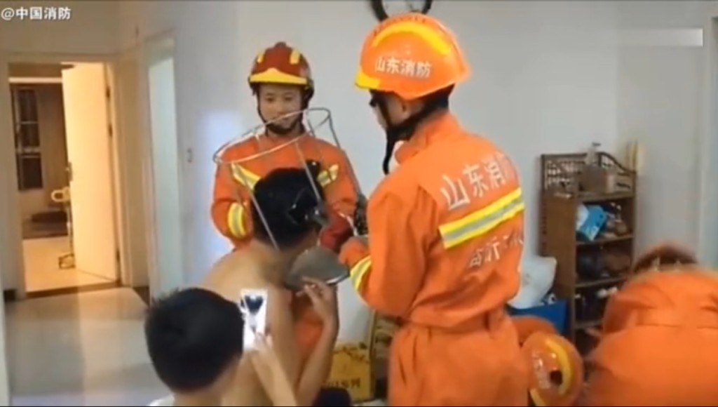 山東一名父親頭部卡住凳消防解救。網上圖片