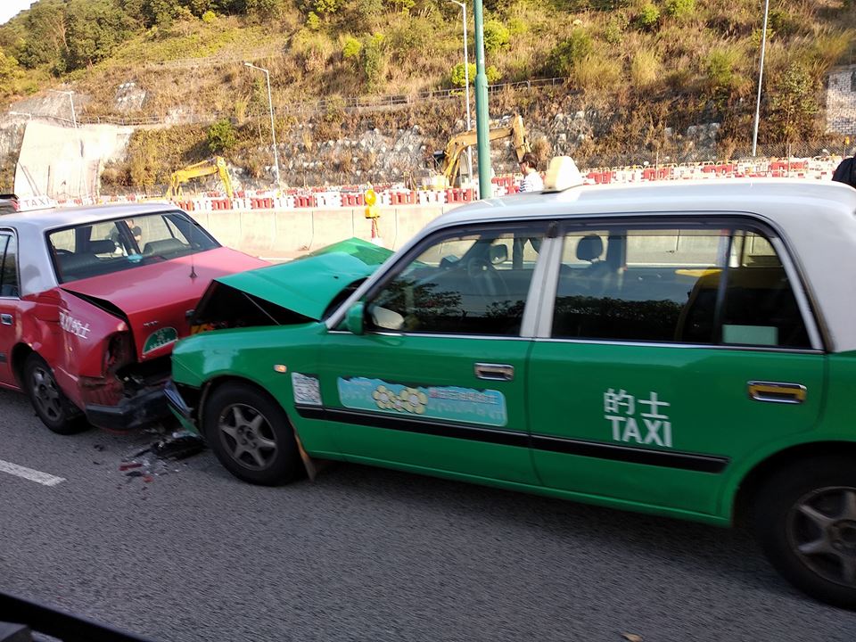 北大嶼山公路4車相撞。網民工友圖片