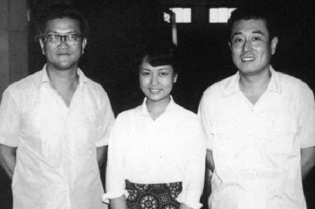 彭麗媛(中)與《在希望的田野上》的詞曲作者施光南(左)、陳曉光在一起。網上圖片