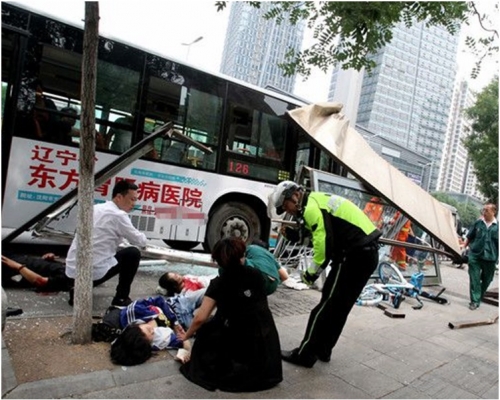 多名撞者倒卧在地上等待救援。网图