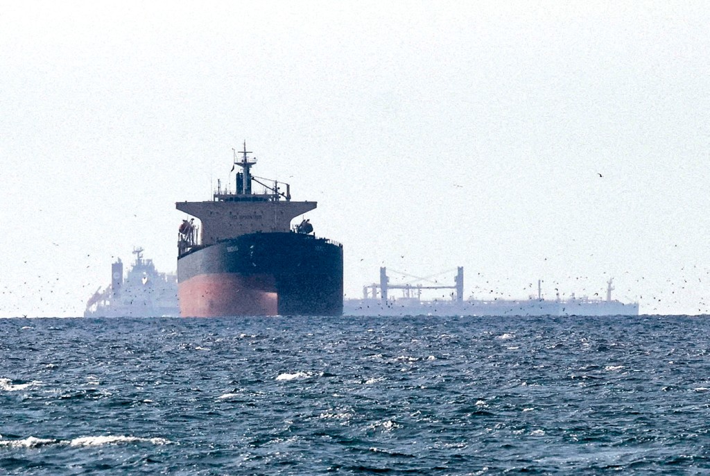 3月中航經霍爾木茲海峽附近的貨輪。