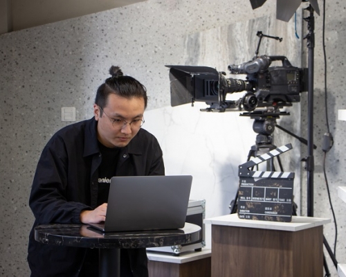 HKDI動畫及視覺特效高級文
憑學生黃霆鋒 首次 執導一套以
延展實境（ Extended Reality, XR）技術製作的微電影，他希望邀請父親觀賞首播會讓
父親 多 了解他參與電影工作。