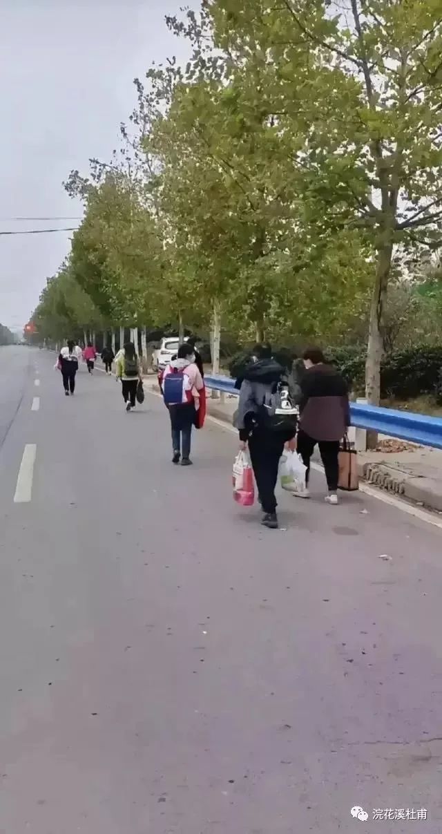 郑州富士康员工徒步逃离厂区。