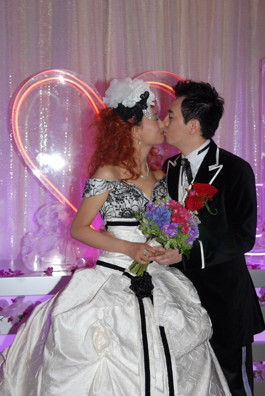 汪琳於2008年（左二）與拍拖五年、從事廣告業的男友Joey結婚。