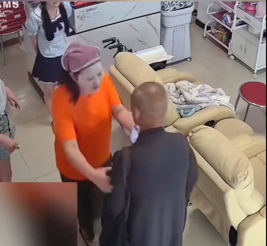 店老闆驅逐鹹豬手假僧人。抖音