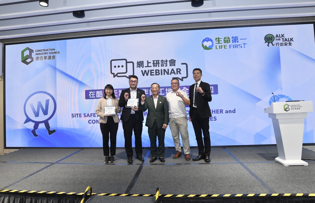 近期一項安全意識問卷調查顯示,前線工友認為惡劣天氣對工作環境影響最大,有半成工友反映工地缺乏防暑設施。 近期一項安全意識問卷調查顯示,前線工友認為惡劣天氣對工作環境影響最大,有半成工友反映工地缺乏防暑設施。