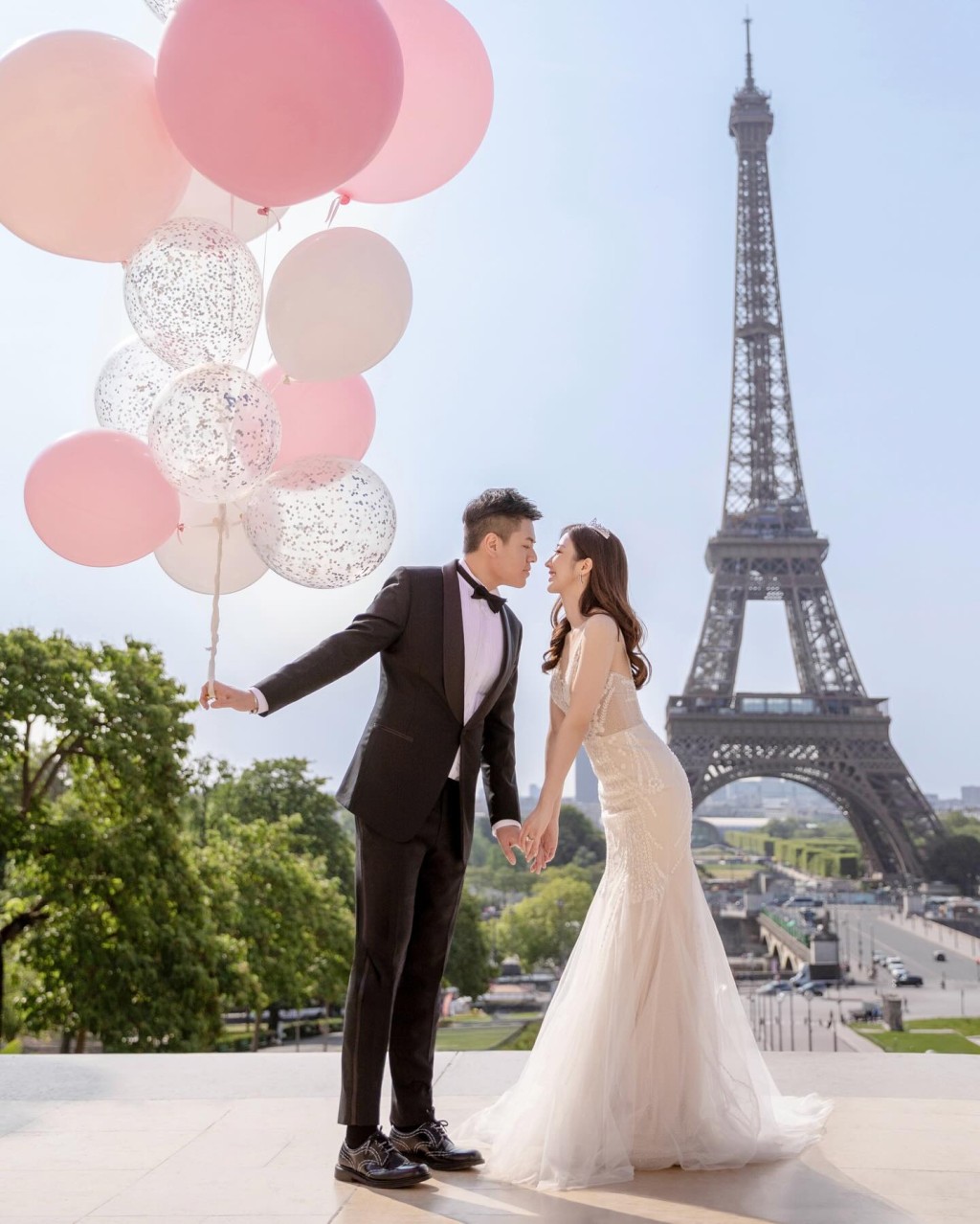 何依婷社交平台貼上在巴黎的婚照。