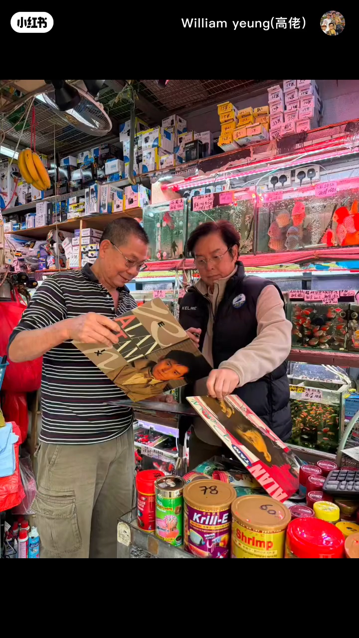 有附近街坊拿來黑膠唱片,搵譚詠麟簽名。 有附近街坊拿來黑膠唱片,搵譚詠麟簽名。
