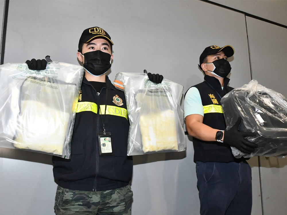 海關在男子行李中搜出2.2公斤,市值390萬的懷疑可卡因。