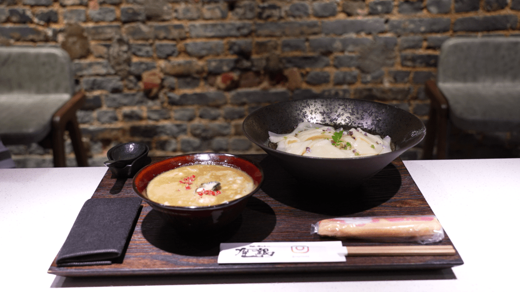 牡蠣白湯、牡蠣清湯分別$158，如想挑戰筷子功力，就要挑選牡蠣沾麵$178。