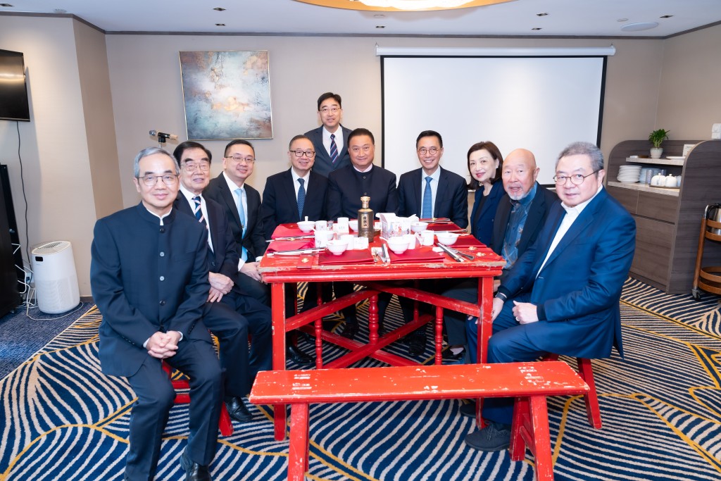 香港潮屬社團總會主席陳振彬及第四屆香港潮州節籌委會主席高永文醫生在八仙桌恭迎一眾貴賓。