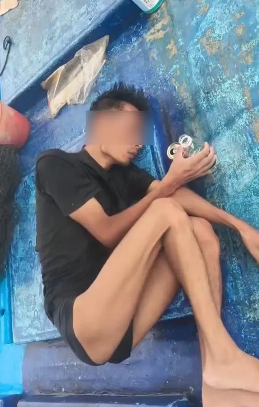 男子躺橡皮艇上，自稱6天無吃東西，僅靠喝雨水維持生存。