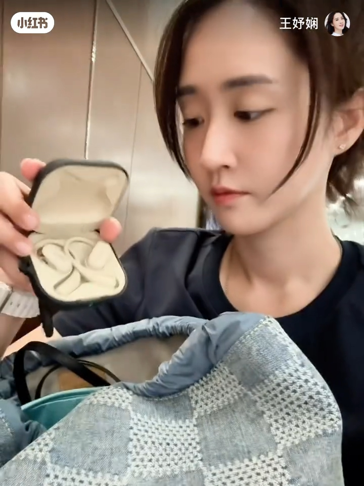 王妤娴分享的耳机是SHOKZ，售价约1600元。