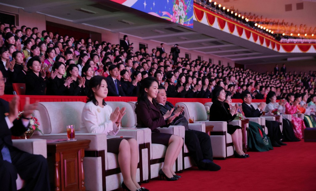 金正恩觀看紀念「三八」國際婦女節的文藝匯演。路透社