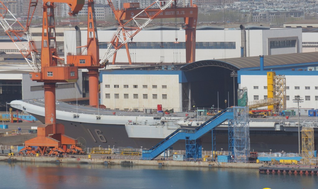 10日前「辽宁舰」在大连船厂照片。