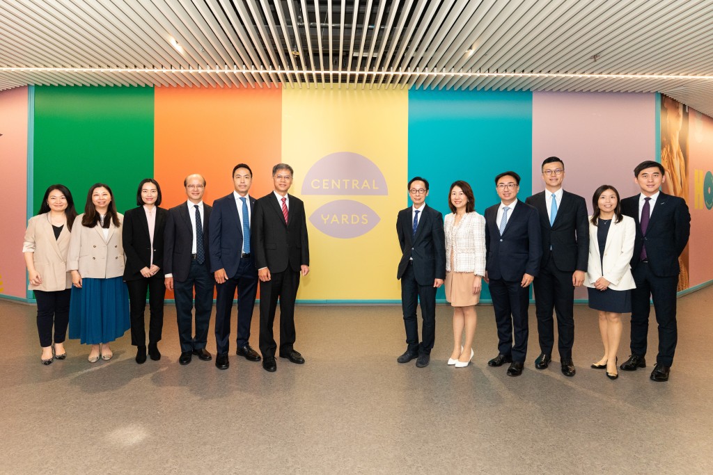 左起:滙豐企業及機構銀行環球企業部香港區總監劉曉茵;滙豐企業及機構銀行環球企業部香港區董事總經理曾慧珊;滙豐企業及機構銀行可持續金融及轉型業務亞洲區主管黃超妮;恒基地產地產策劃(一)部總經理余惠偉;滙豐企業及機構銀行香港環球企業主管洪紀倫;香港特別行政區漁農自然護理署助理署長(自然護理)陳堅峰;恒基地產執行董事及首席財務總監馮孝忠;恒生銀行商業銀行業務總監李秀怡;恒基地產主席辦公室顧問及可持續發展部主管于正人;恒生銀行董事總經理兼企業銀行主管黃嘉誠;恒生銀行企業銀行總監黎祉琦; 恒生銀行結構融資部主管黃鴻鈞。 左起:滙豐企業及機構銀行環球企業部香港區總監劉曉茵;滙豐企業及機構銀行環球企業部香港區董事總經理曾慧珊;滙豐企業及機構銀行可持續金融及轉型業務亞洲區主管黃超妮;恒基地產地產策劃(一)部總經理余惠偉;滙豐企業及機構銀行香港環球企業主管洪紀倫;香港特別行政區漁農自然護理署助理署長(自然護理)陳堅峰;恒基地產執行董事及首席財務總監馮孝忠;恒生銀行商業銀行業務總監李秀怡;恒基地產主席辦公室顧問及可持續發展部主管于正人;恒生銀行董事總經理兼企業銀行主管黃嘉誠;恒生銀行企業銀行總監黎祉琦; 恒生銀行結構融資部主管黃鴻鈞。