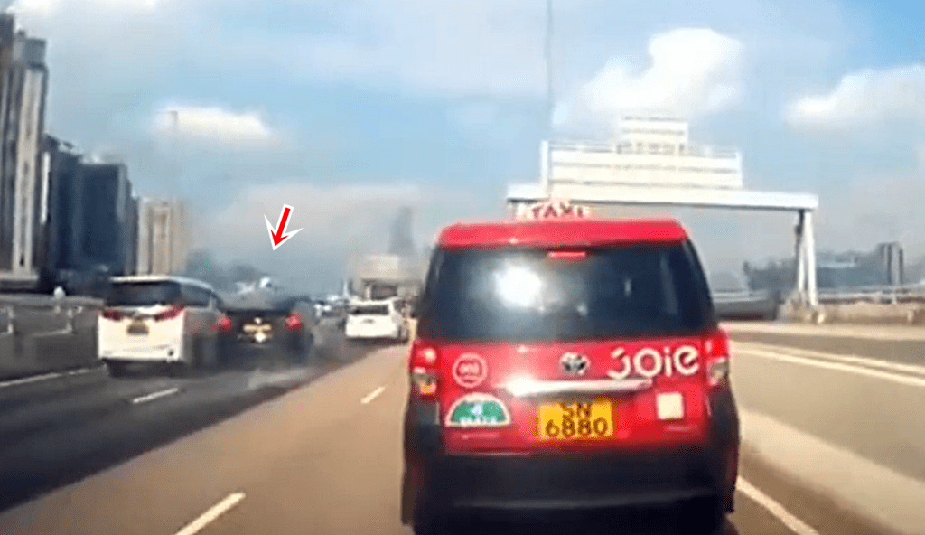  Tesla私家車貼着白色私家車而行。fb：車cam L（香港群組）