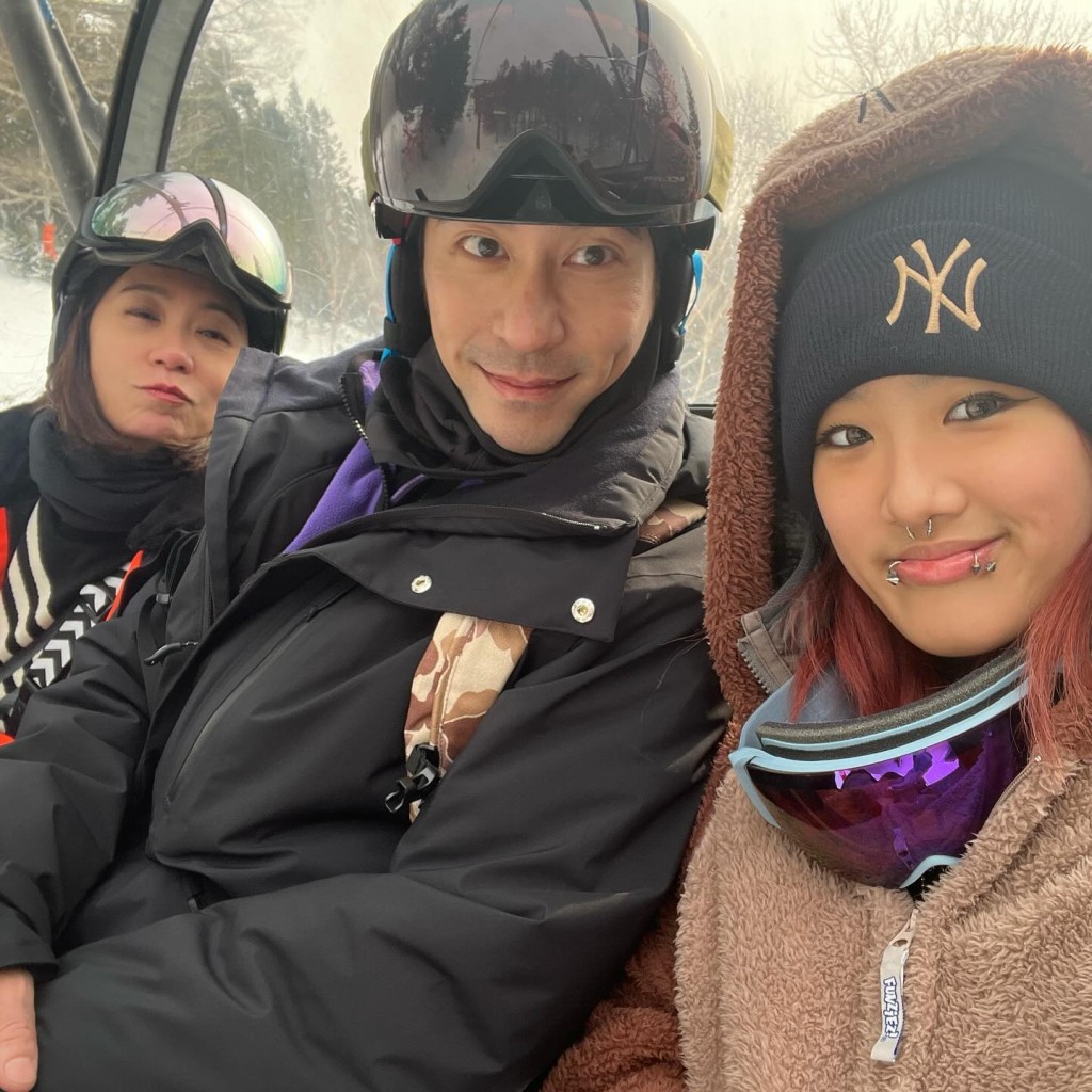 修杰楷與繼女梧桐妹一齊上山滑雪。