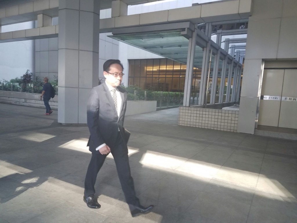 曾蔭權幼子曾慶淳今午到庭支持父親。