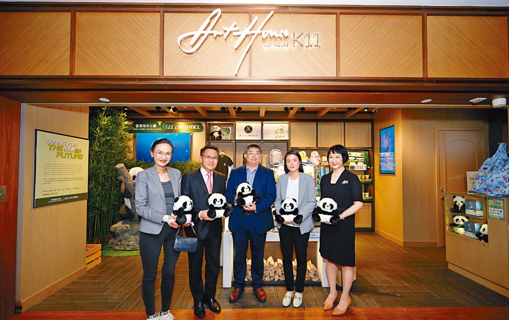 海洋公園公司行政總裁黃嗣輝（左二）致送紀念品予出席「保育看明天」啟動禮的主禮嘉賓。