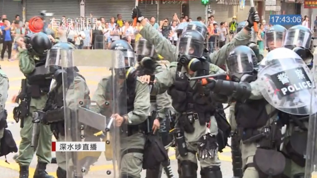 防暴警展橙旗持防暴槍警告。有線新聞截圖